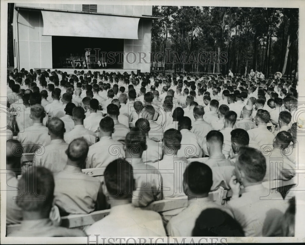 1944 Press Photo Maj. Gen. Strivers delivers a speech for the new graduates-Historic Images