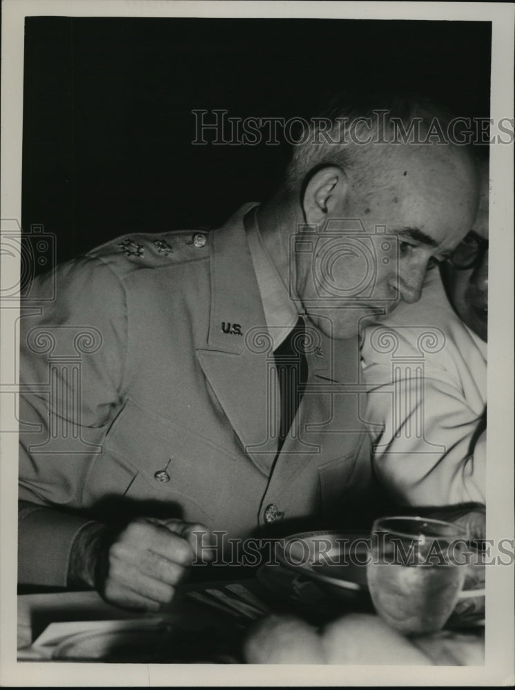 1951 Press Photo General Omar N. Bradley Leaning In on Converstation-Historic Images