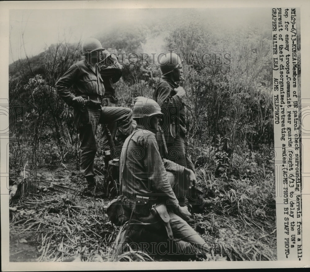1951 Press Photo UN patrol check surrounding area for enemy troops in Korea-Historic Images