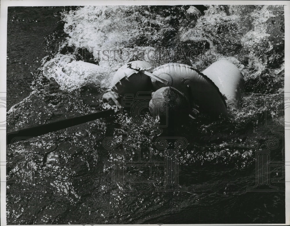 1964 Press Photo Captain Russell Heath Andover being pulled put of the water-Historic Images