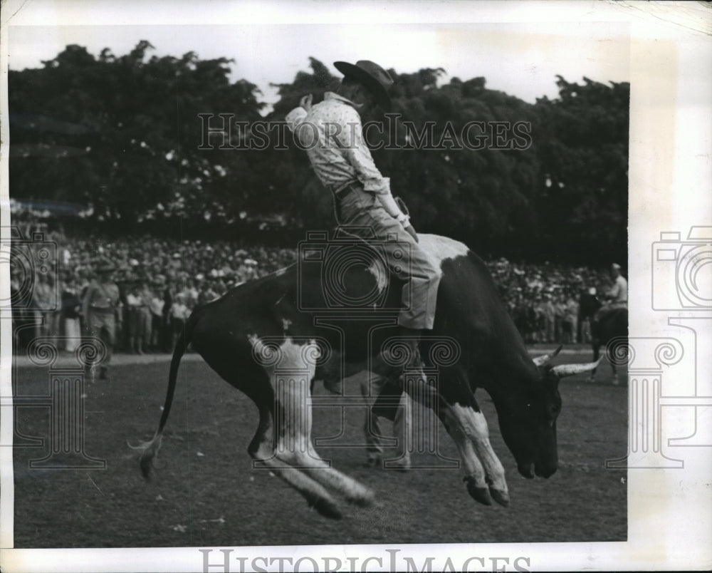 1943 Press Photo An American Soldier hangs on during a Rodeo Ride in Australia-Historic Images