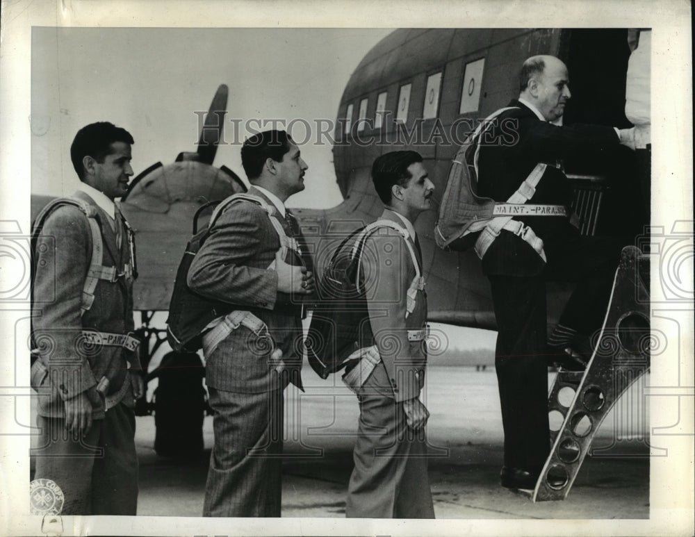 1943 Press Photo Latin American newspapermen board plane at Fort Benning-Historic Images