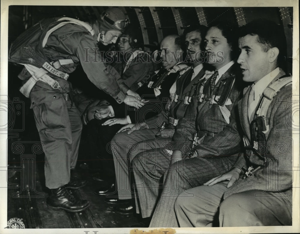 1943 Press Photo Latin American newsmen aboard plane to watch paratroopers-Historic Images