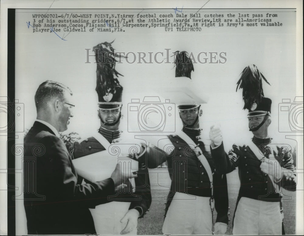 1980 Press Photo Dale Hall and the American Footballers at Atlantic Award Review - Historic Images