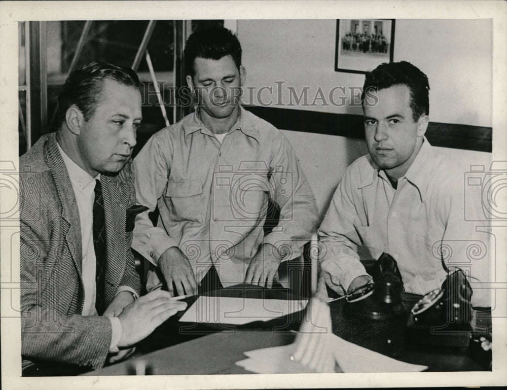 1943 Press Photo Thomas McDonald and Ronald Voyles held and questioned by police-Historic Images