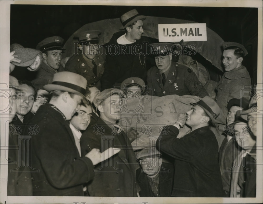 1936 Press Photo Army soldiers and Post office helpers load Army truck with mail - Historic Images