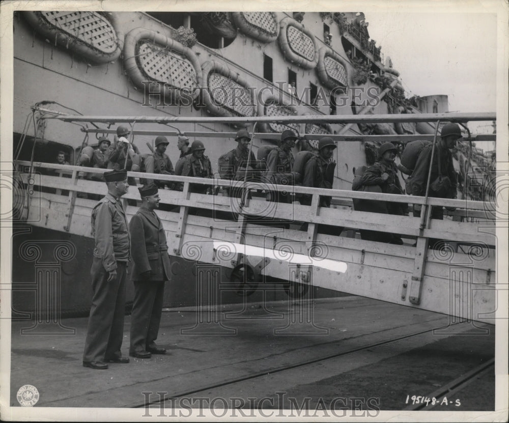 1944 Press Photo U.S.Troops debark from U.S Army Troops at Southern English Port-Historic Images