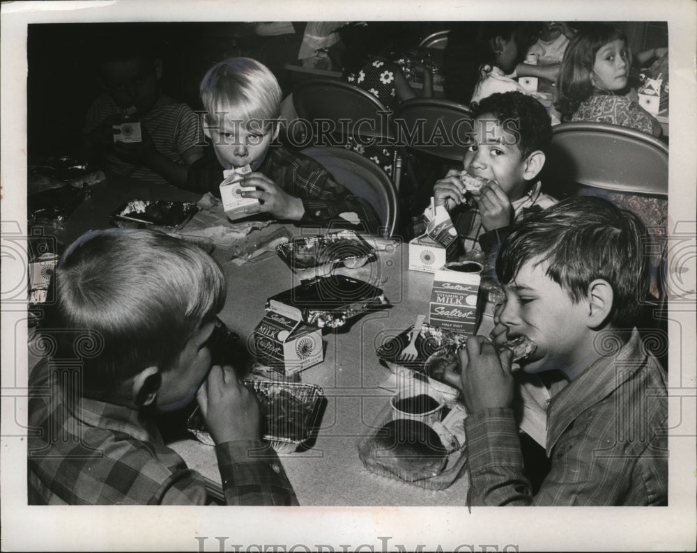 Press Photo Paul Dunbar School kids at lunch Ron Stewart, Al Morris and others - Historic Images