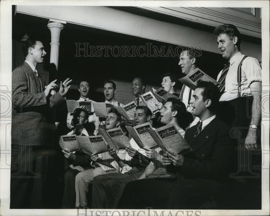 1946 Press Photo School has Choral Singing Group Supervised by Fred Waring-Historic Images