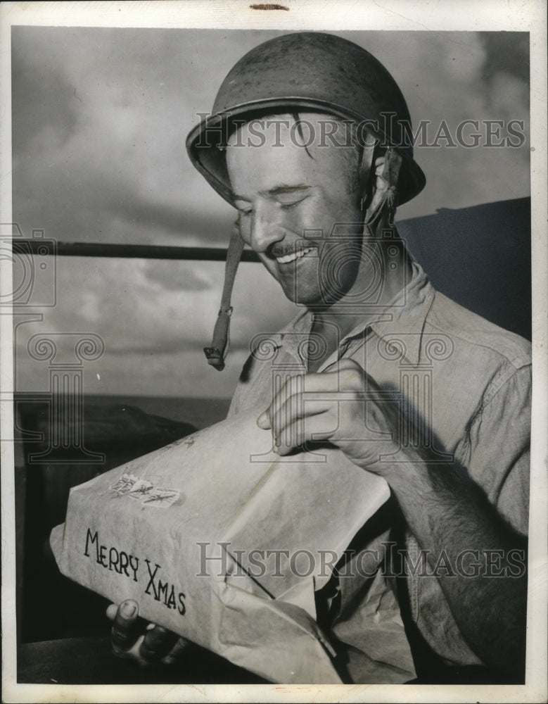 1944 Press Photo American Navy James J. Jordan opens his Christmas gift-Historic Images