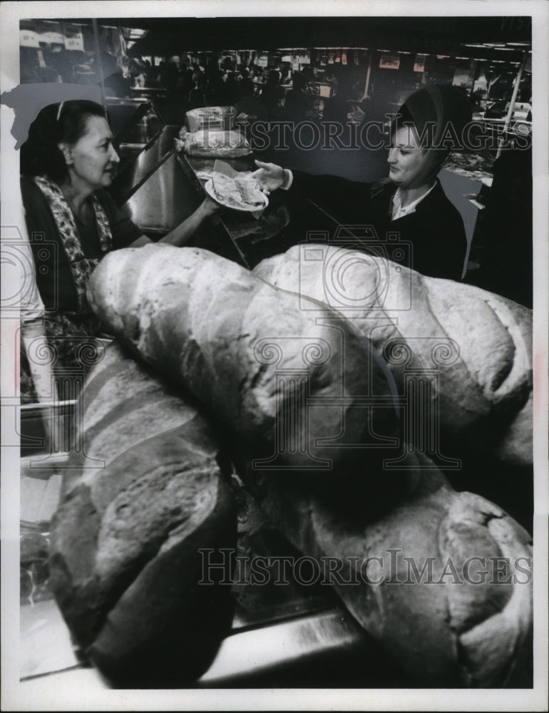 1978 Press Photo Freshly Baked Bread at the Market - nem57706 - Historic Images