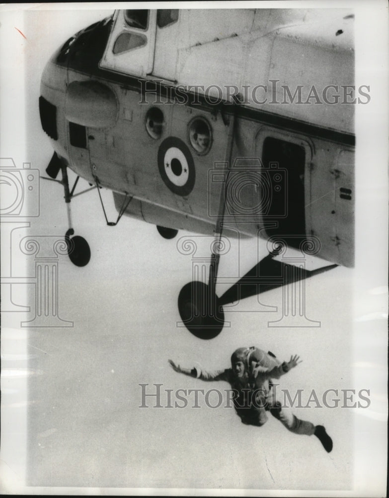 1963 Press Photo UAR Parachutist Drops From A Plane During Training Exercises - Historic Images