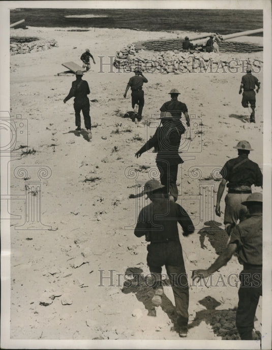 1940 Press Photo Soldiers of a gun crew head to action stations on the shore-Historic Images