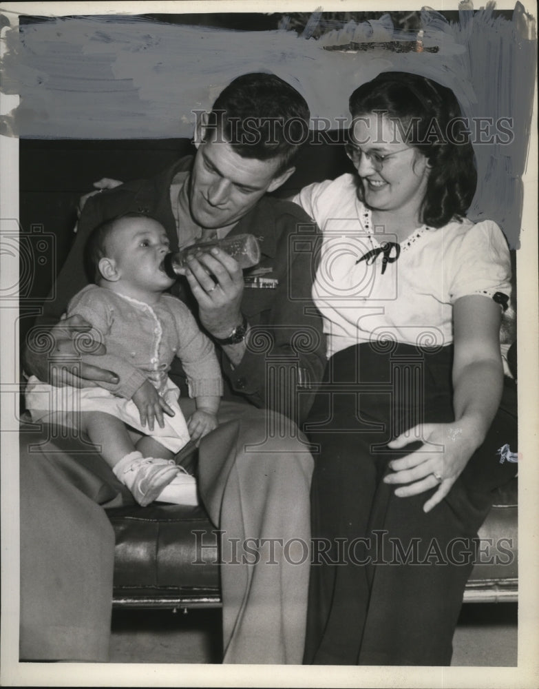 1945 Lt &amp; Mrs Edwin J Pasciak With Baby Jewel Mary - Historic Images