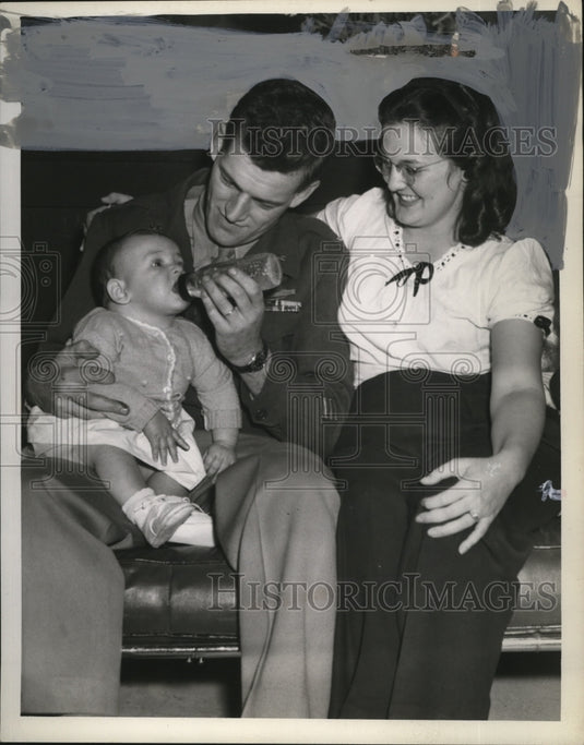 1945 Lt & Mrs Edwin J Pasciak With Baby Jewel Mary - Historic Images