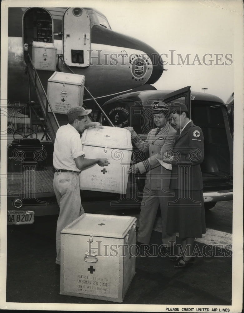 1950 Press Photo Blood for United Nations Troops on arrival by Unite Air Lines-Historic Images