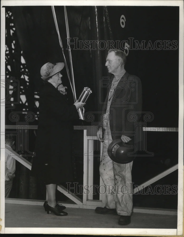 1942 Press Photo The SS Nathan Hale christened by Mrs J Cal Morris &amp; husband - Historic Images