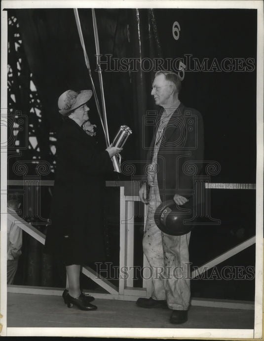 1942 Press Photo The SS Nathan Hale christened by Mrs J Cal Morris & husband - Historic Images