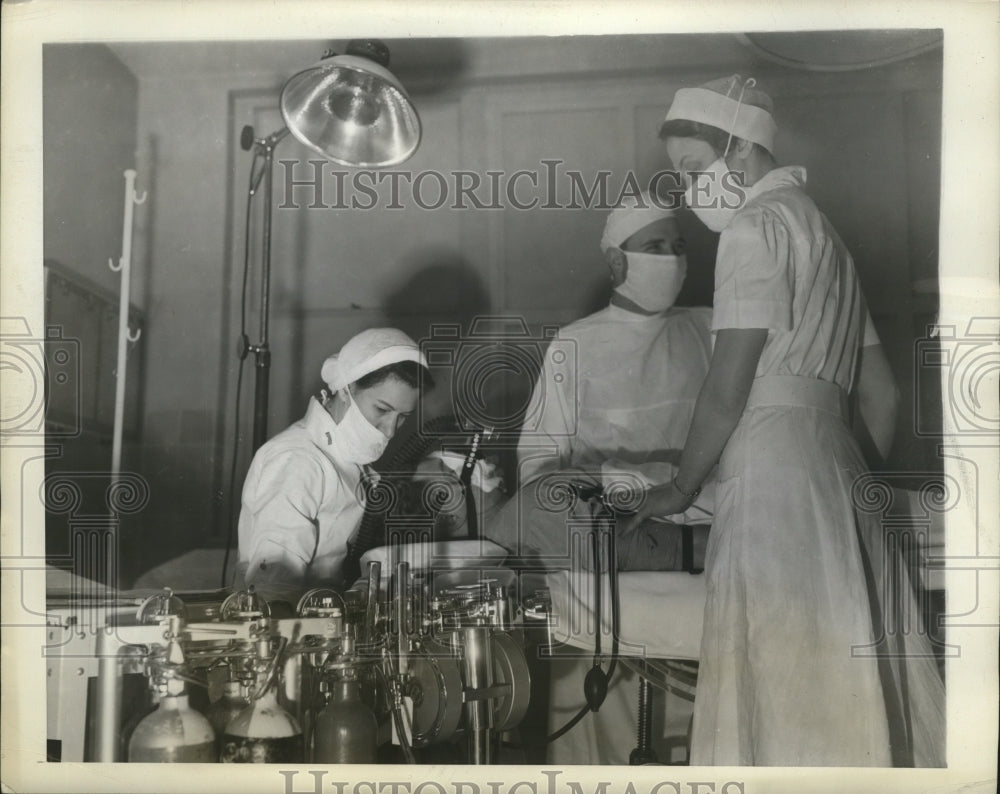 1943 Press Photo Soldier administered with ether before undergoing an operation-Historic Images