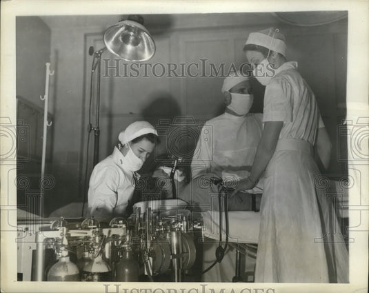 1943 Press Photo Soldier administered with ether before undergoing an operation-Historic Images