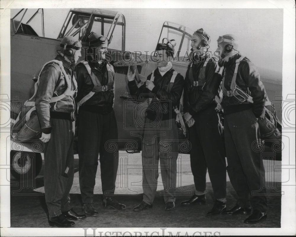 1942 Press Photo Lieutenant William Chamberlin gives lecture to Aviation cadets - Historic Images