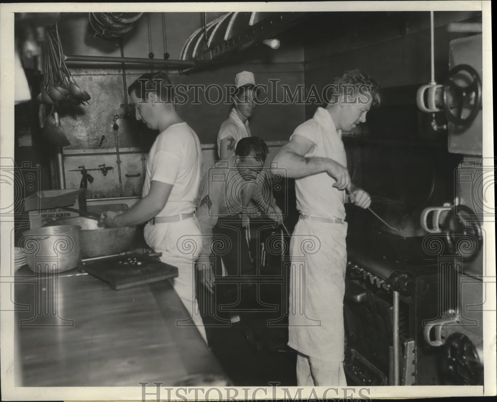 1937 Cooks of San Diego Marine Base cooking a Mulligan dish - Historic Images
