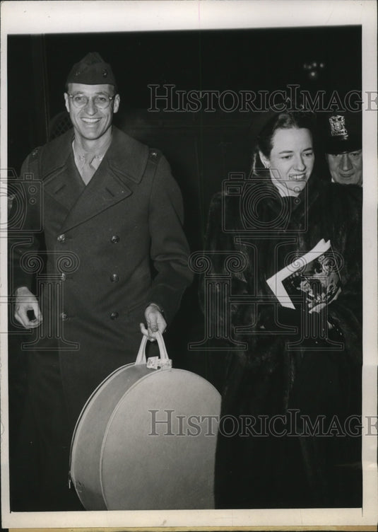 1945 Colonel and Mrs. James Roosevelt arrive Chicago from Washington - Historic Images