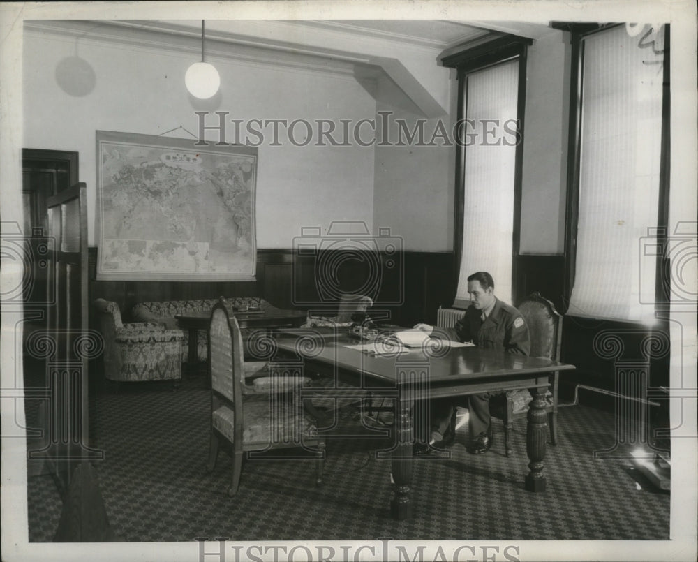 1946 Press Photo Foreign Correspondent Don Bell sits in War Ministry Office-Historic Images