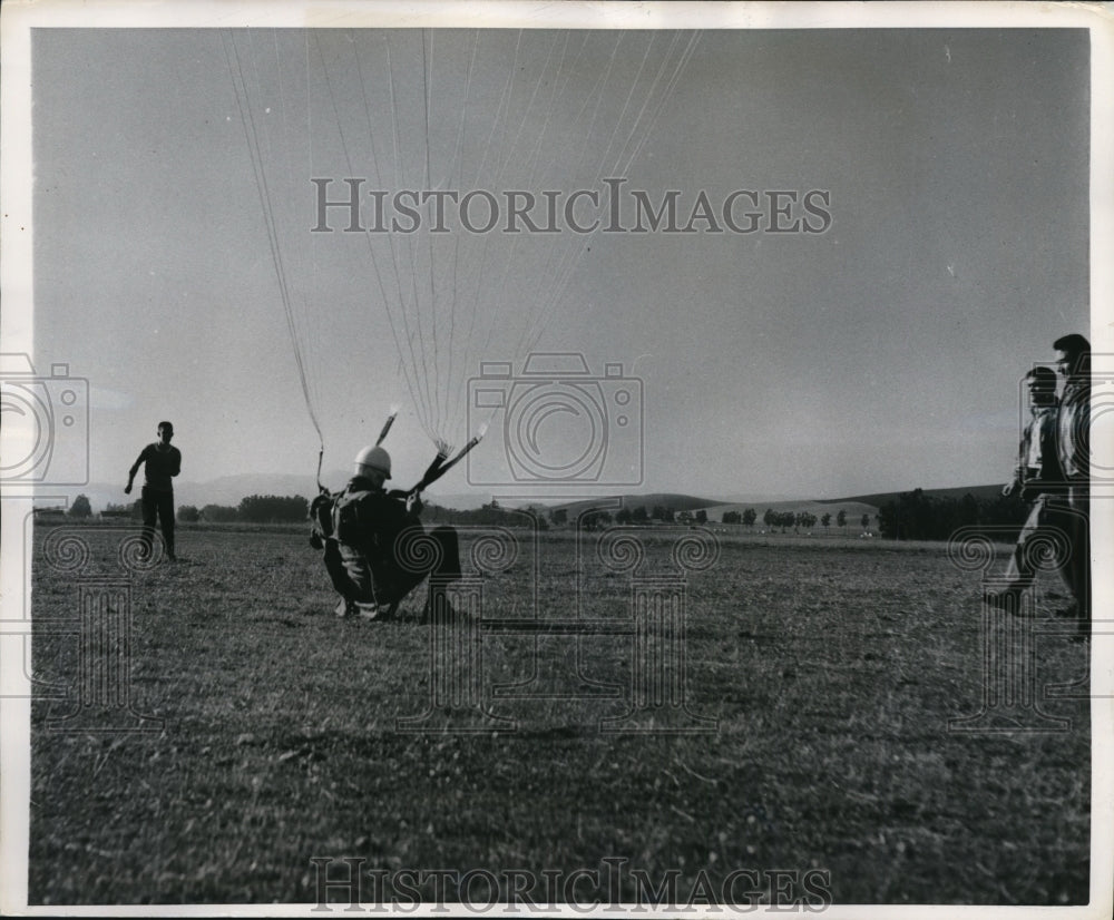 1957 Press Photo a parachutist&#39;s buddies approach to assist his landing, Calif. - Historic Images