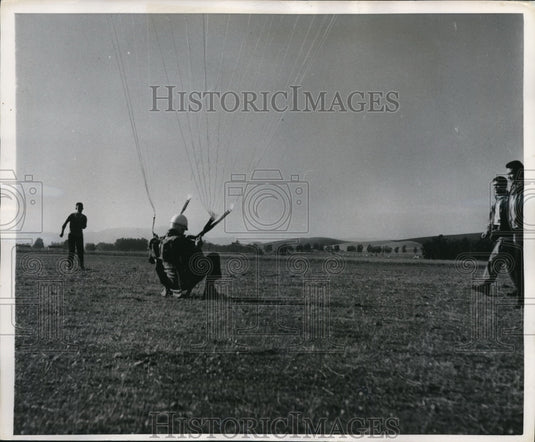 1957 Press Photo a parachutist's buddies approach to assist his landing, Calif. - Historic Images