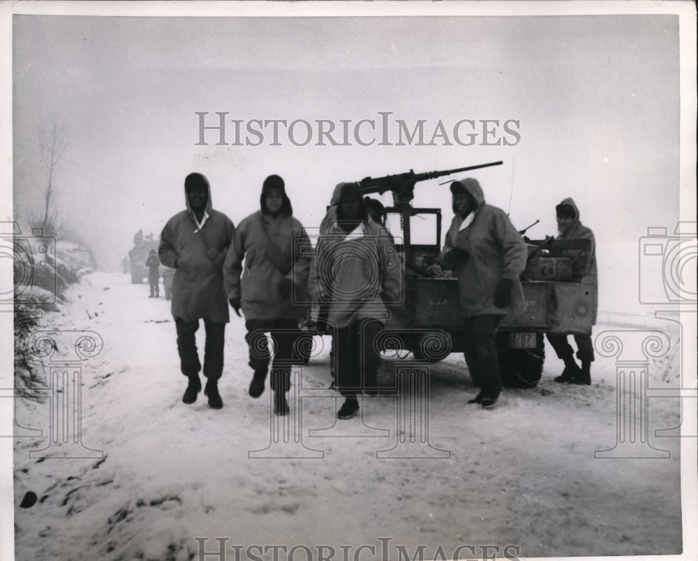 1951 Press Photo American soldiers warm up themselves on the Road to Wonju - Historic Images