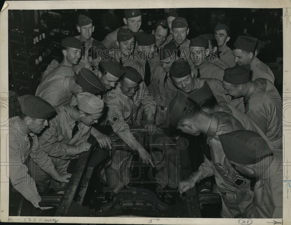 1940 Press Photo Sergeant Clyde Harrell having great time with other comrades-Historic Images