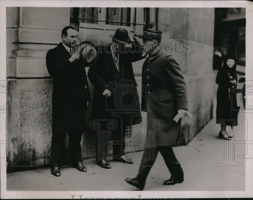 1932 Press Photo French General Henri Gouraud arrived at Monsignor Briand house-Historic Images