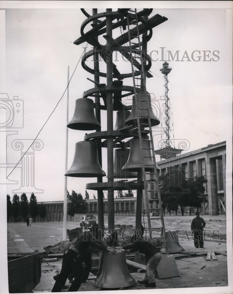 1954 Press Photo Berlin workers erect new style bell tower at Funktower Exhibiti-Historic Images