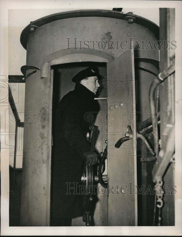 1940 Press Photo A helmsman shown at the steel pill box of a submarine - Historic Images