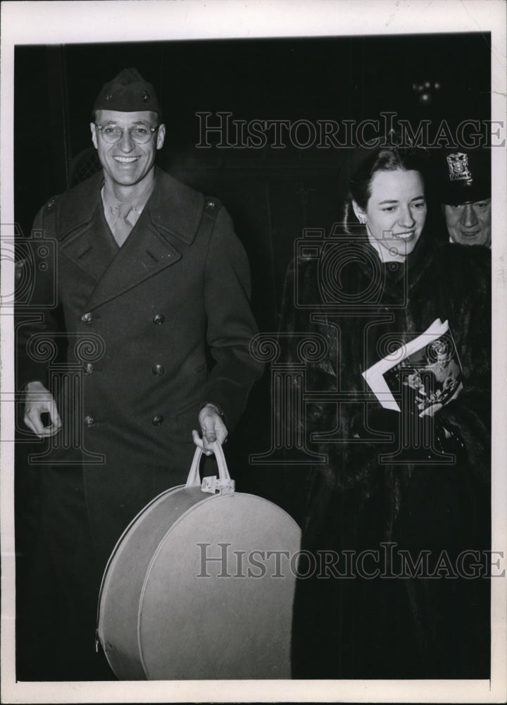 1945 Col. and Mrs. James Roosevelt  arrives in North Western Station - Historic Images