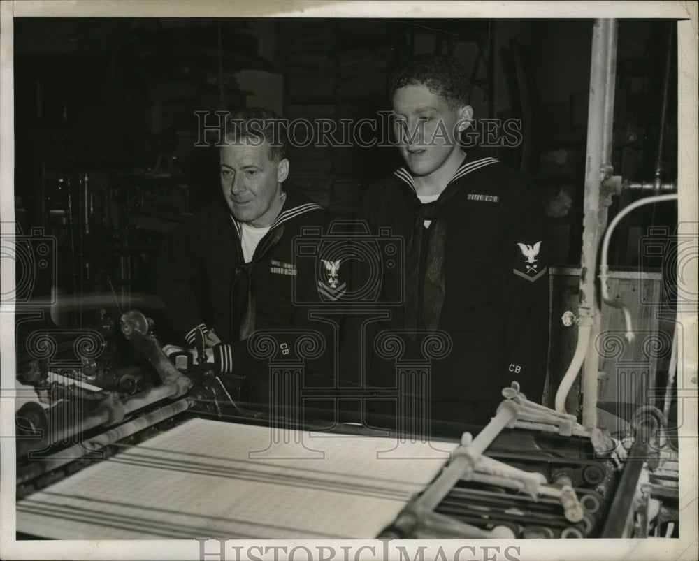 1944 Press Photo Campbell Duncan Sr. and son look at printing press during visit - Historic Images