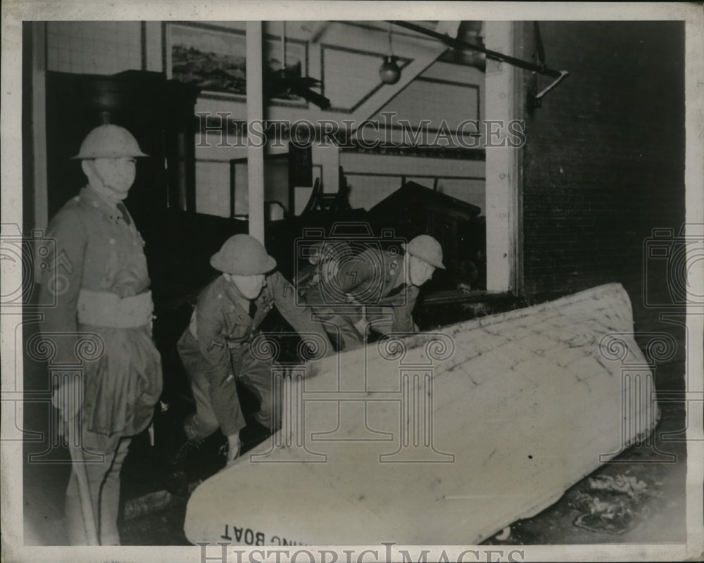 1938 Press Photo National Guardsmen give assistance to the flooded Providence - Historic Images