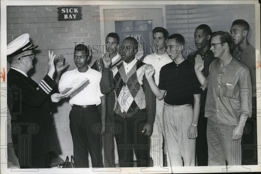 1962 Recruits take oath at the Navy office - Historic Images
