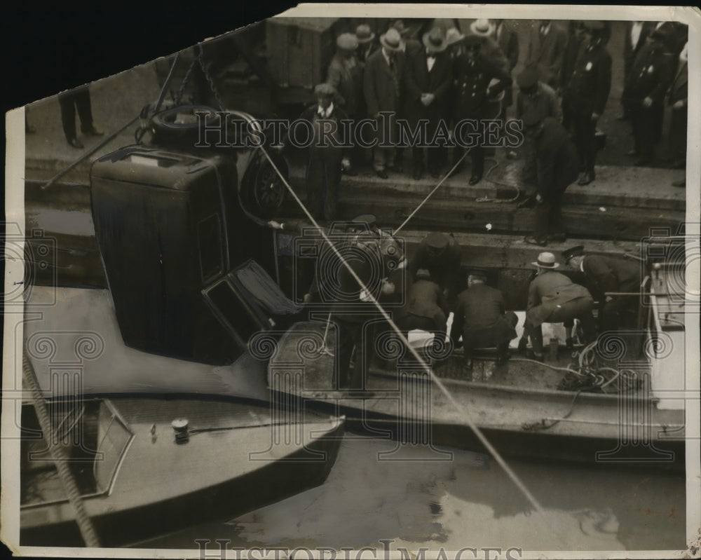 1930 Press Photo Removing the body from a Car at a high speed in Detroit River-Historic Images