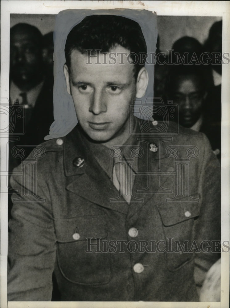 1943 Press Photo Private Snyder Dunn held for aggravated assault charges - Historic Images