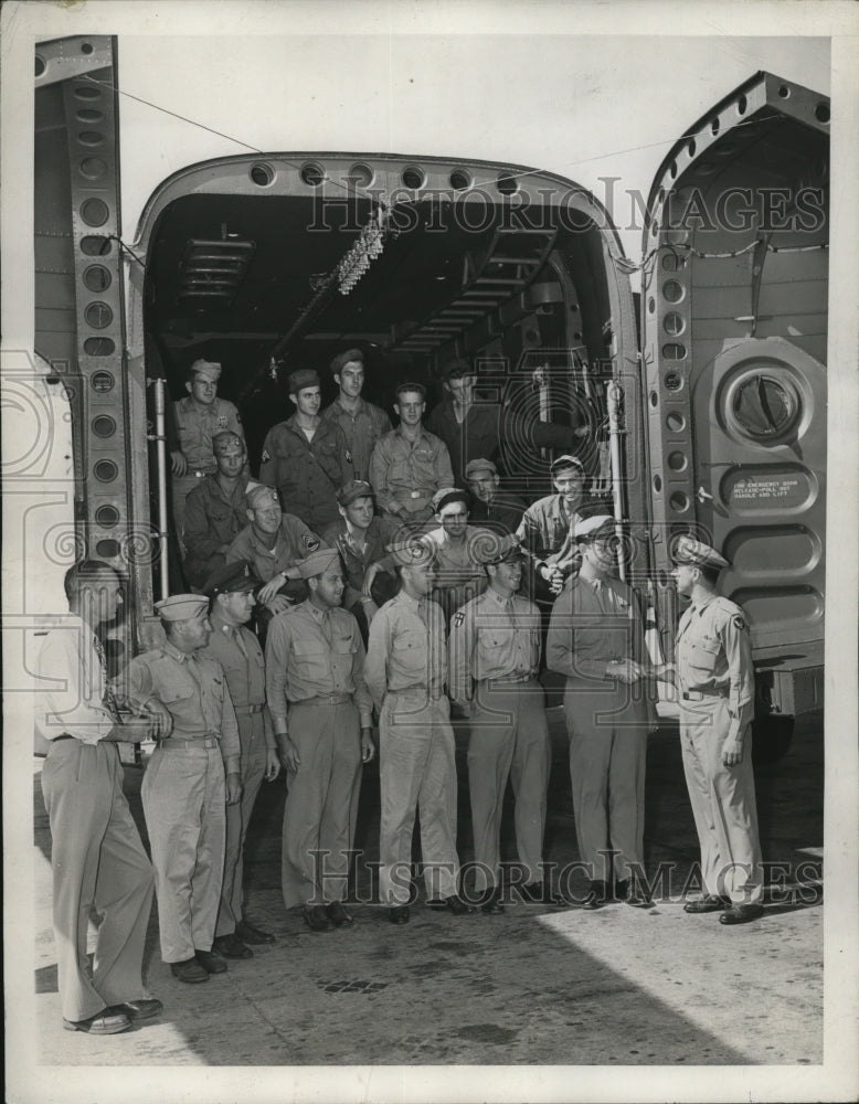 1946 Paratroopers leave for equipment demonstration in Germany - Historic Images