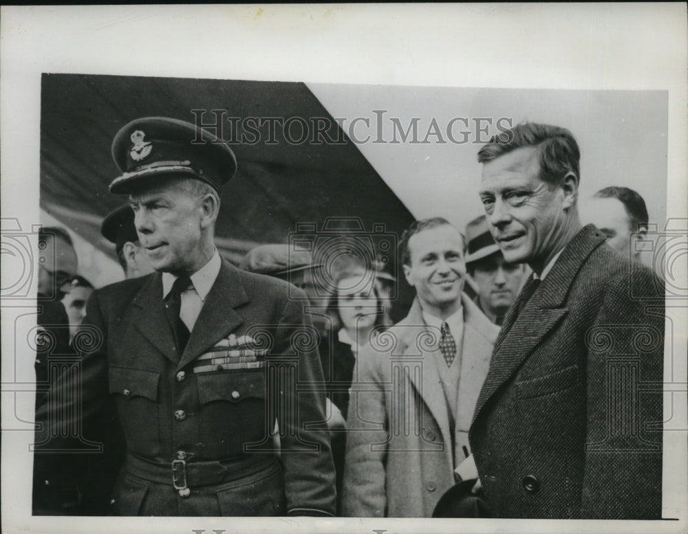 1945 Duke of Windsor is met at Hndon Airport by Sir Louis Grier - Historic Images