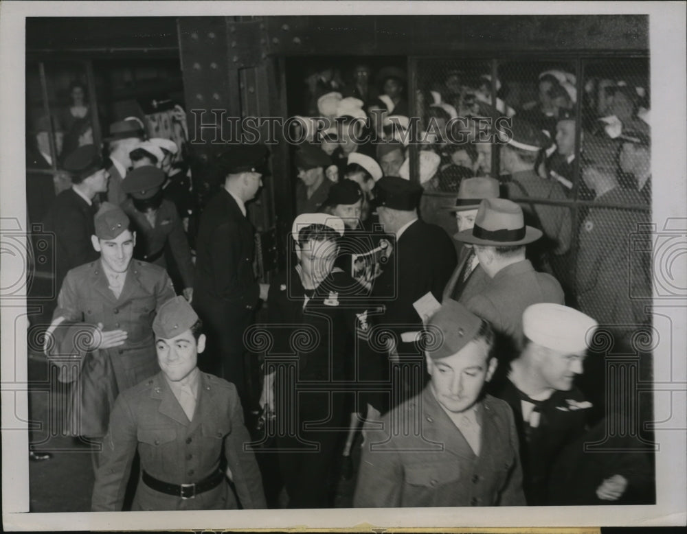 1946 Press Photo Passengers board train at LaSalle Street Station - nem62848-Historic Images