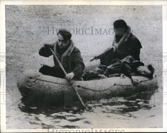 1944 Press Photo Two American fliers on a rubber raft to save a fellow crewman - Historic Images