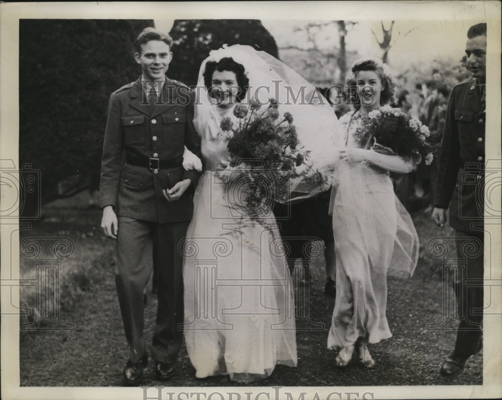 1943 Private Eddie Swauger with his new bride Cathleen Roberts - Historic Images