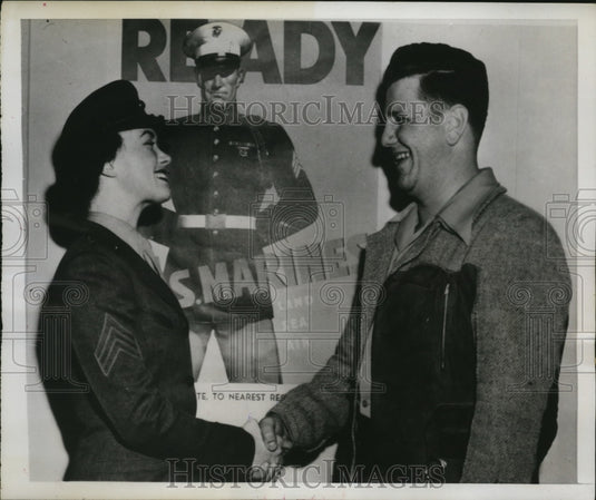 1944 Press Photo Marine Sgt.Barbara Baker congratulates Stephen Macre of Seattle - Historic Images