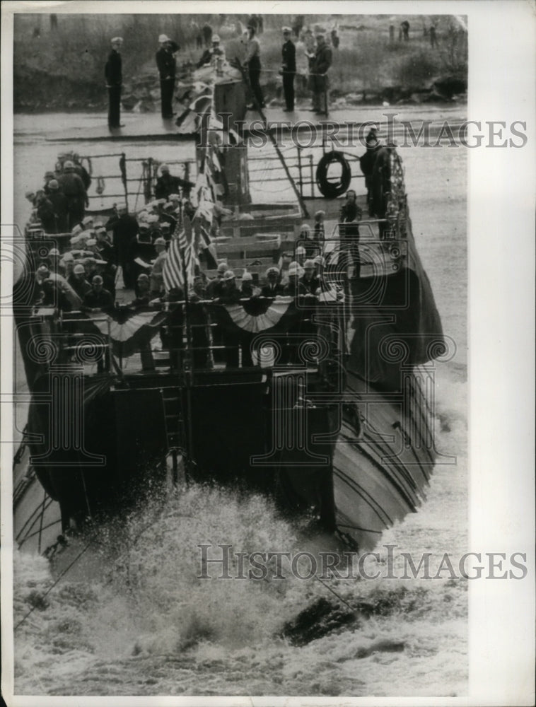 1963 Submarine Jack slides in water during launching at Portsmouth - Historic Images