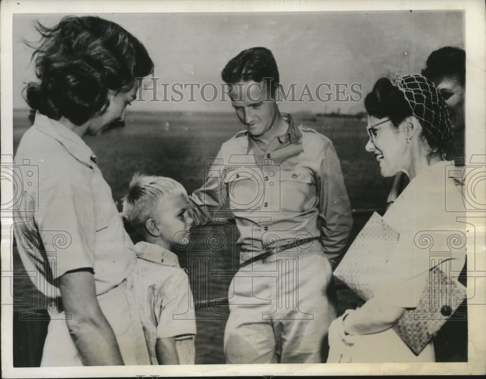 1945 Press Photo Mrs. Douglas MacArthur meets Internees of Santo Tomas Prison-Historic Images