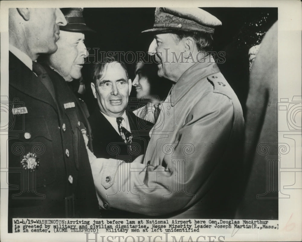 1951 Press Photo General Douglas MacArthur welcomed by Dignitaries upon arrival - Historic Images